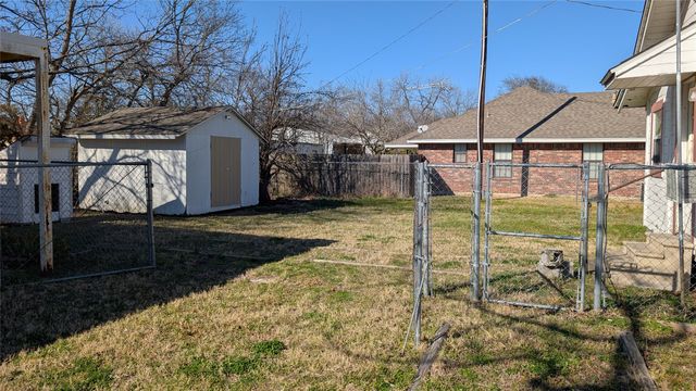 310 S Davis Street, West, TX 76691