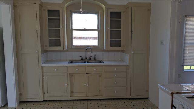 310 S Davis Street, West, TX 76691