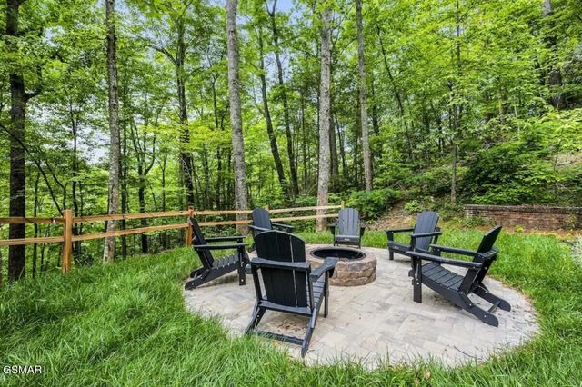 1137 Old Cartertown Road, Gatlinburg, TN 37738