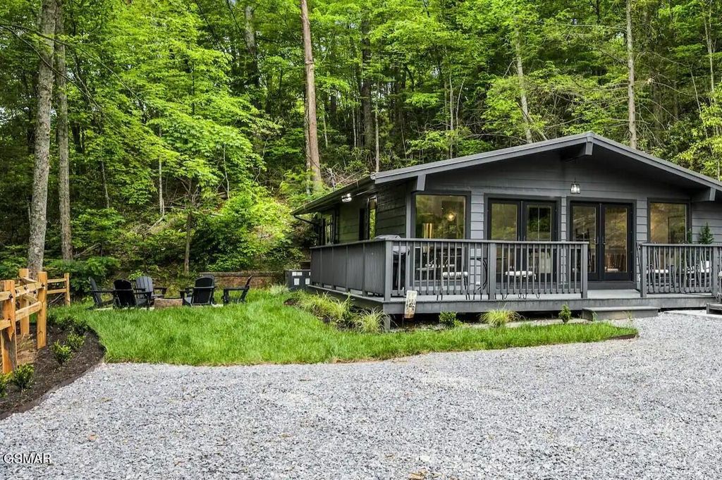 1137 Old Cartertown Road, Gatlinburg, TN 37738