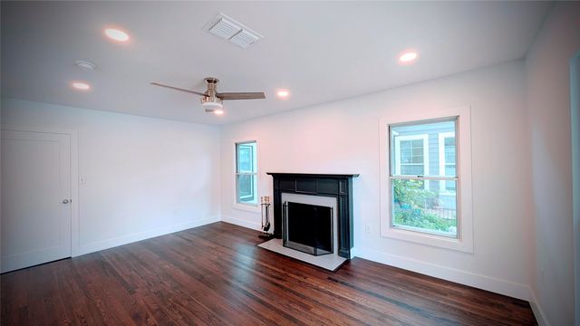 4409 Calmont Avenue, Fort Worth, TX 76107