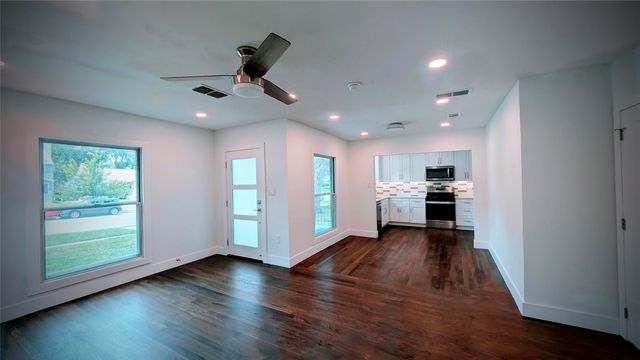 4409 Calmont Avenue, Fort Worth, TX 76107