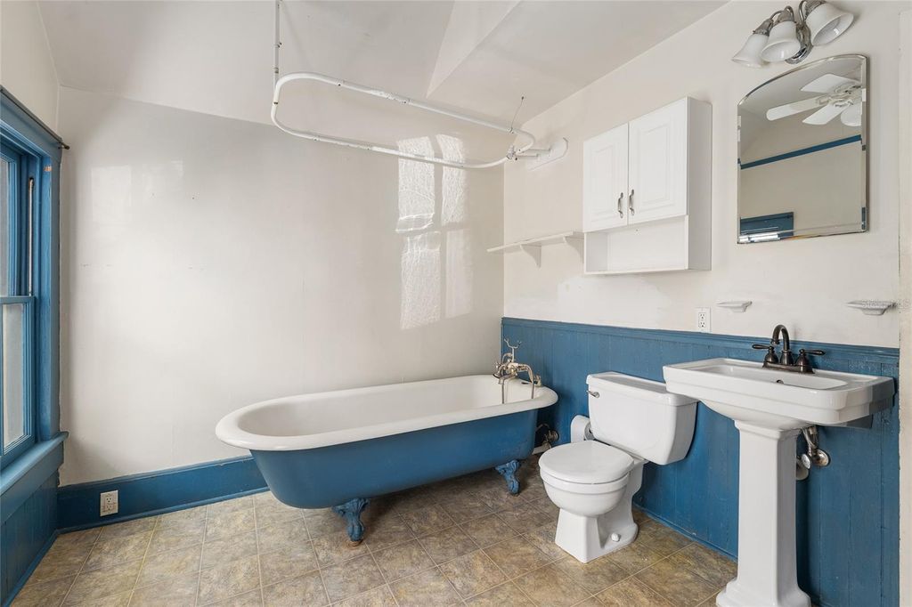 Image 41 of property listing at 306 NE 3RD STREET, Gainesville, FL 32601