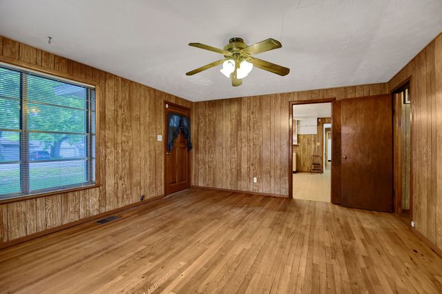 209 E Woodland Street, Collinsville, TX 76233