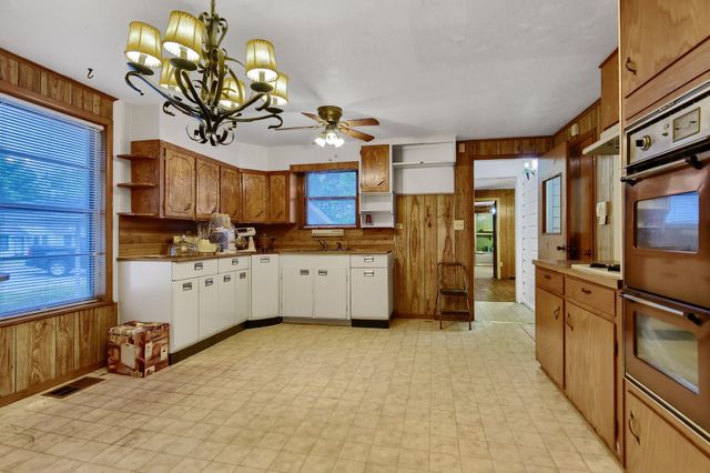 209 E Woodland Street, Collinsville, TX 76233