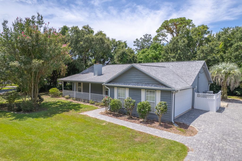 2833 Via Roma Court, Gulf Breeze, FL 32563