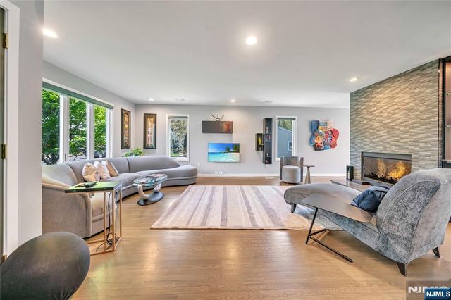 1 Collins Avenue, Closter, NJ 07624