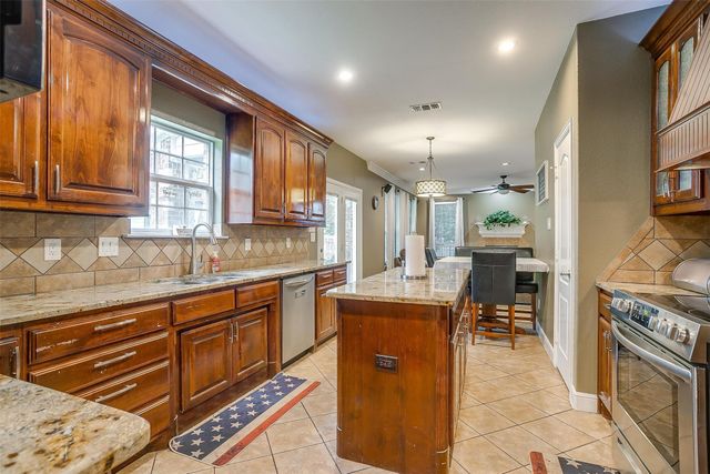 6329 Canyon Trail, Lake Worth, TX 76135