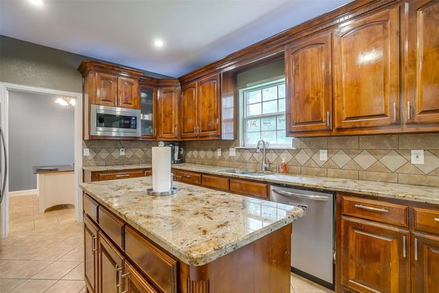 6329 Canyon Trail, Lake Worth, TX 76135