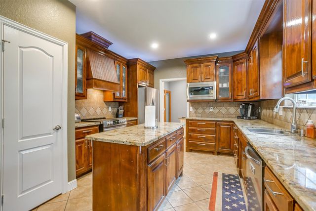 6329 Canyon Trail, Lake Worth, TX 76135