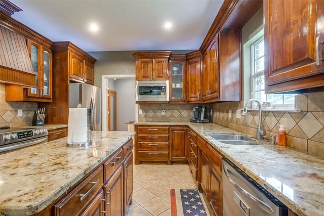 6329 Canyon Trail, Lake Worth, TX 76135