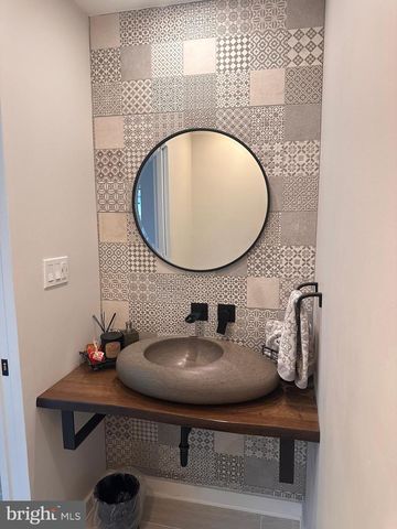 6005 NEILWOOD, North Bethesda, MD 20852