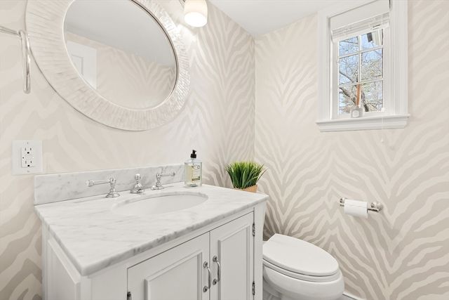 27 Radcliffe Rd, Wellesley, MA 02482