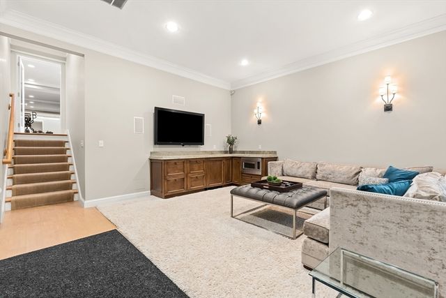 27 Radcliffe Rd, Wellesley, MA 02482