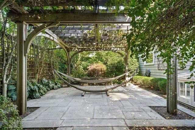 27 Radcliffe Rd, Wellesley, MA 02482