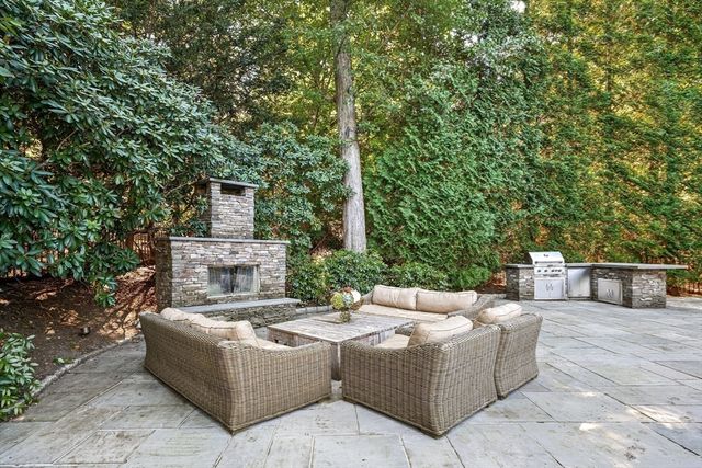 27 Radcliffe Rd, Wellesley, MA 02482