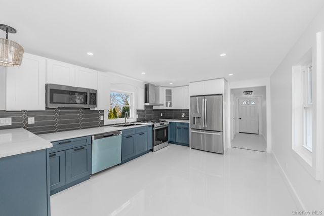 227 N Railroad Avenue, Babylon, NY 11702