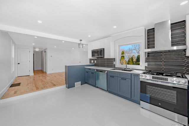 227 N Railroad Avenue, Babylon, NY 11702