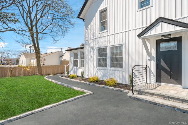 227 N Railroad Avenue, Babylon, NY 11702