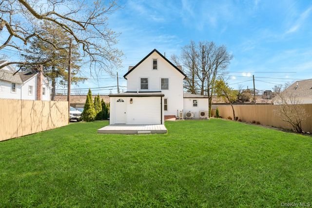 227 N Railroad Avenue, Babylon, NY 11702