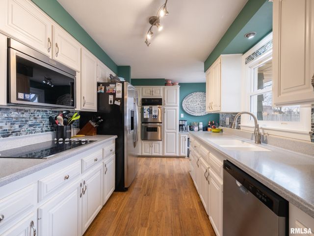 1703 HIGHWOOD Avenue, Pekin, IL 61554