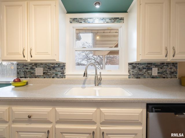 1703 HIGHWOOD Avenue, Pekin, IL 61554