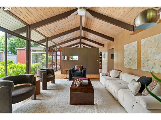 15210 Ne HOYT St, Portland, OR 97230