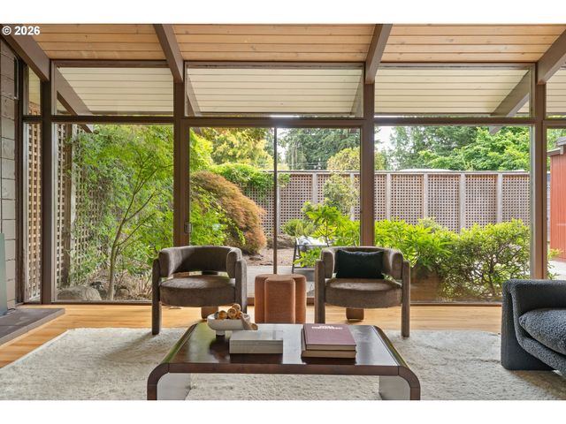 15210 Ne HOYT St, Portland, OR 97230