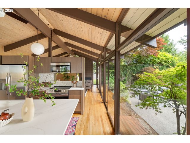 15210 Ne HOYT St, Portland, OR 97230