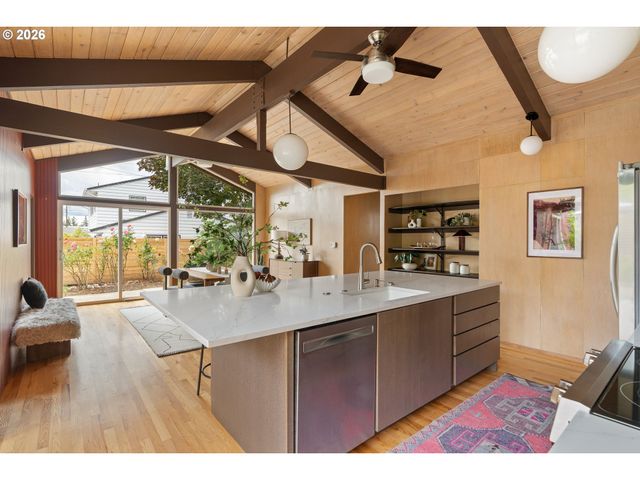 15210 Ne HOYT St, Portland, OR 97230