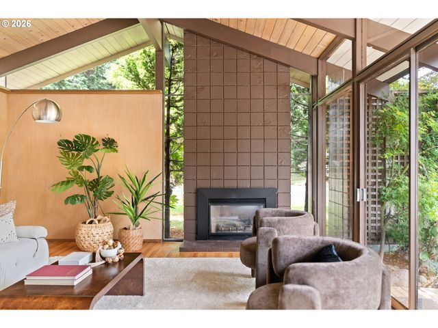 15210 Ne HOYT St, Portland, OR 97230