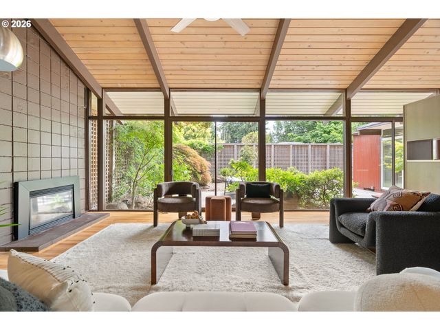 15210 Ne HOYT St, Portland, OR 97230