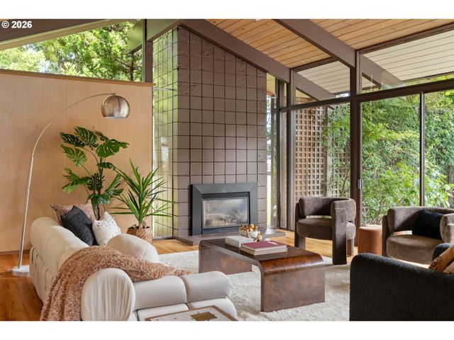 15210 Ne HOYT St, Portland, OR 97230