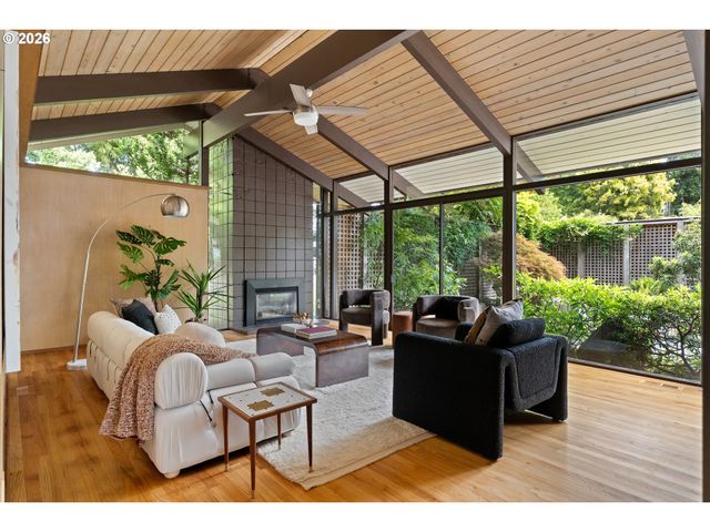 15210 Ne HOYT St, Portland, OR 97230