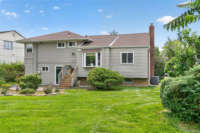 14 Holiday Park Drive, Williston Park, NY 11596