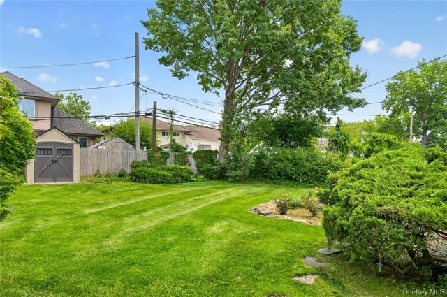 14 Holiday Park Drive, Williston Park, NY 11596