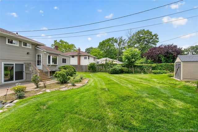 14 Holiday Park Drive, Williston Park, NY 11596