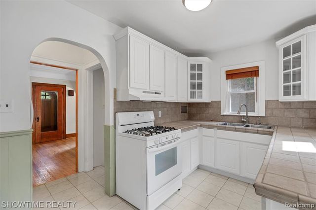 2410 Yale Avenue, Royal Oak, MI 48067