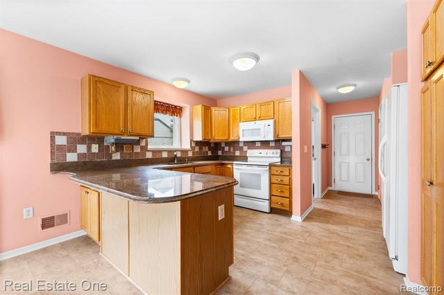 9305 Rotondo Drive, Howell, MI 48855