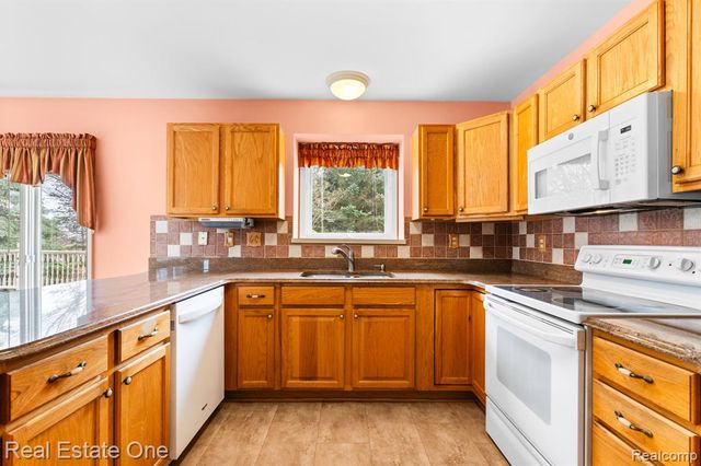 9305 Rotondo Drive, Howell, MI 48855