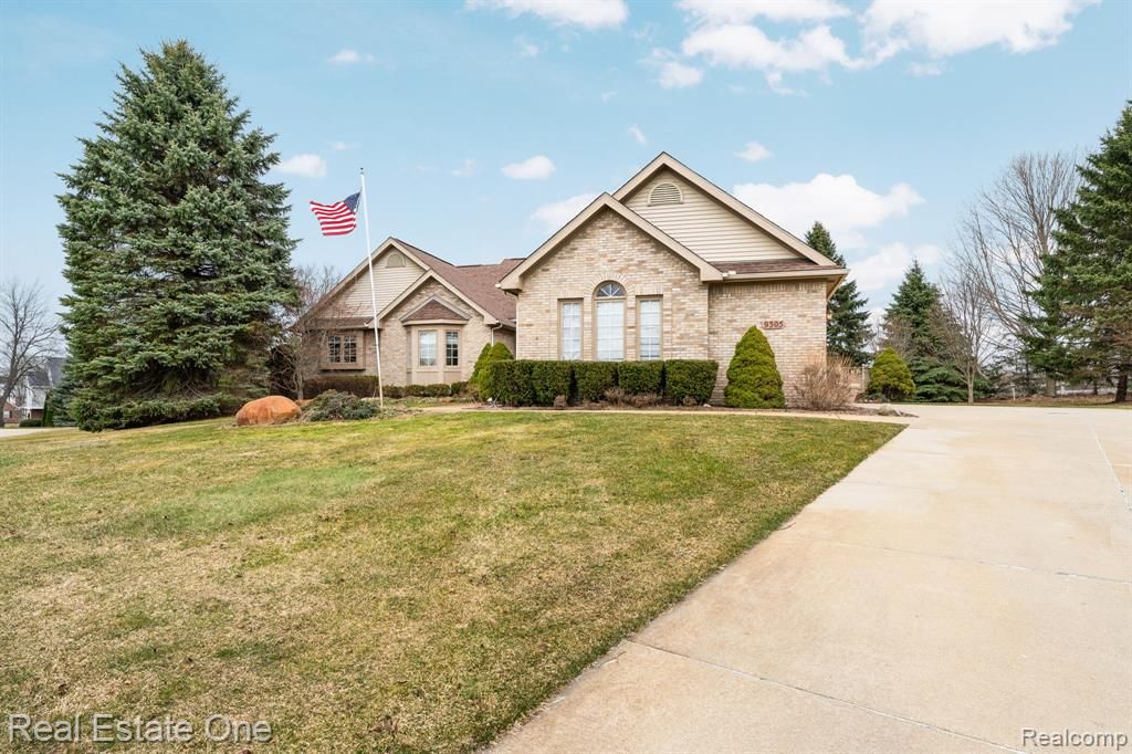 9305 Rotondo Drive, Howell, MI 48855