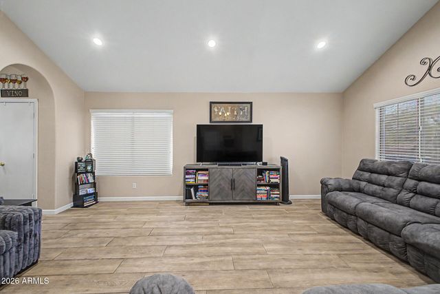 6421 W LARIAT Lane, Phoenix, AZ 85083