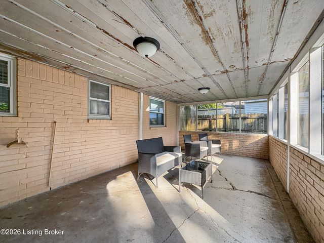 5214 Windy Willow Dr, Louisville, KY 40241