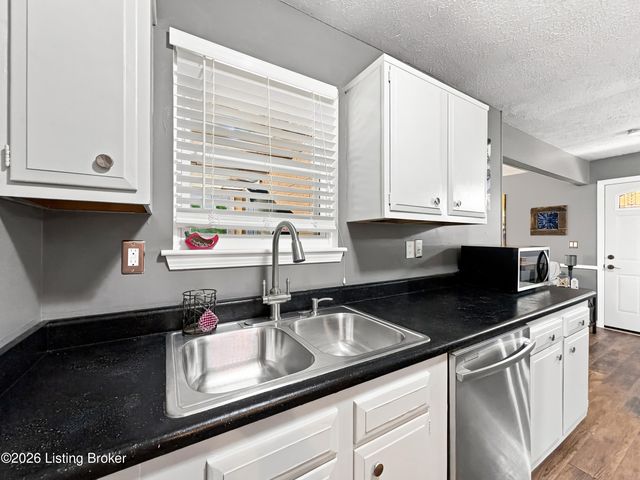 5214 Windy Willow Dr, Louisville, KY 40241