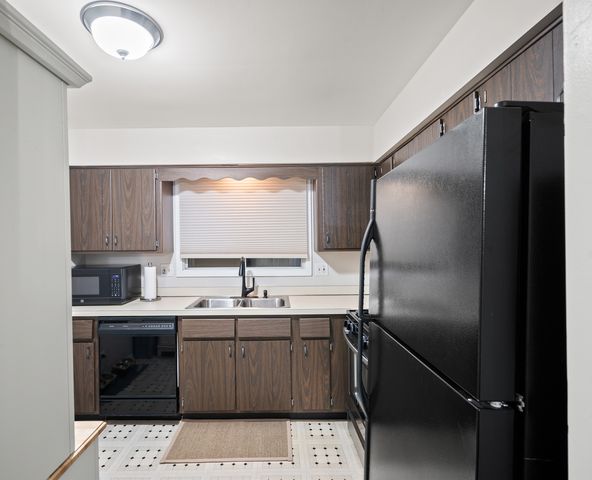 840 Sheldon Court B, Wheaton, IL 60189