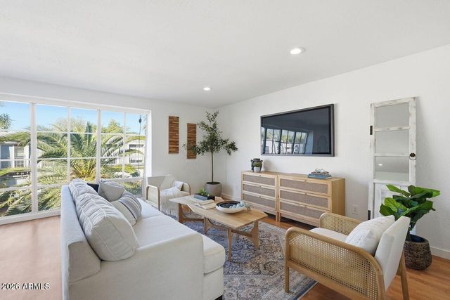 1012 E OSBORN Road E, Phoenix, AZ 85014