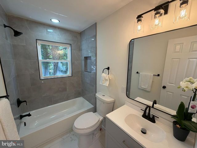 5805 BLAINE DR, Alexandria, VA 22303