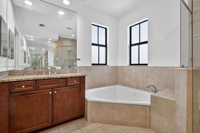 8895 NW 100th Pl, Doral, FL 33178