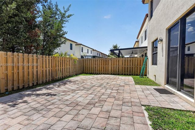 8895 NW 100th Pl, Doral, FL 33178