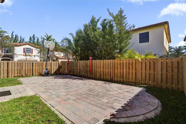 8895 NW 100th Pl, Doral, FL 33178